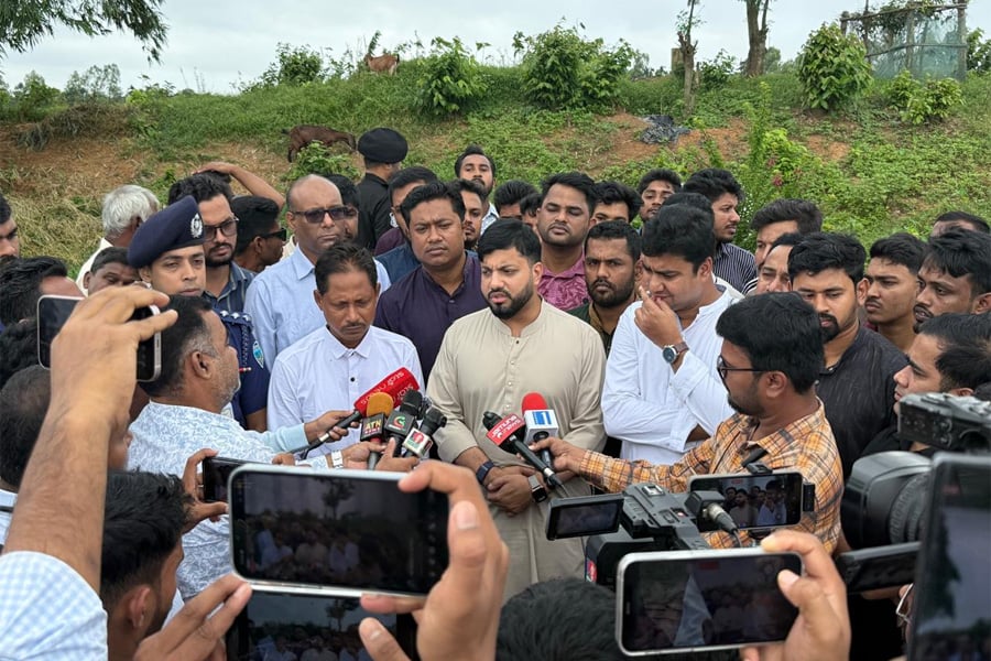 কক্সবাজারের পেকুয়ায় ওয়াসিম আকরামের কবর জিয়ারত শেষে সাংবাদিকদের সঙ্গে কথা বলেন ইশরাক হোসেন। ছবি: ভিওডি বাংলা