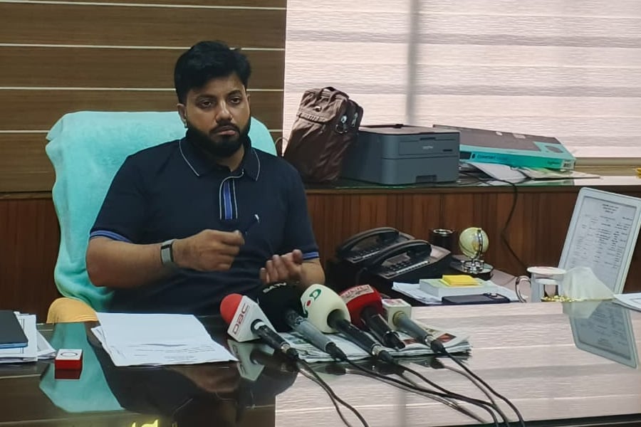 মুক্তিযুদ্ধ বিষয়ক মন্ত্রণালয় সংবাদ সম্মেলনে বক্তব্য দেন ইশরাক হোসেন। ছবি: ভিওডি বাংলা