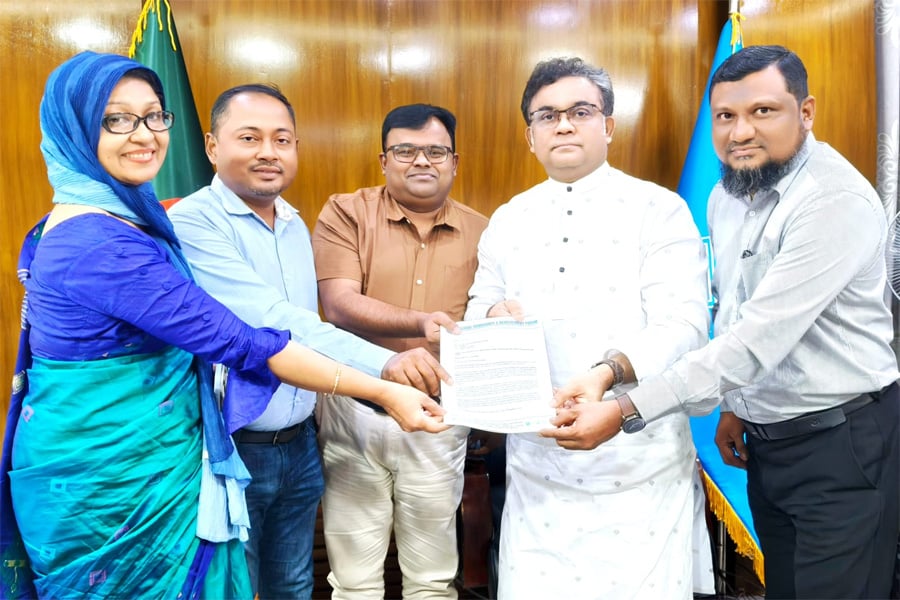জিডিডিএফের সভাপতি হিসেবে দায়িত্ব পালনে সম্মতিপত্র গ্রহণের সময় জাহাঙ্গীরনগর বিশ্ববিদ্যালয়ের উপাচার্য অধ্যাপক ড. মোহাম্মদ কামরুল আহসানের সঙ্গে ফোরামের নেতারা। ছবি-ভিওডি বাংলা