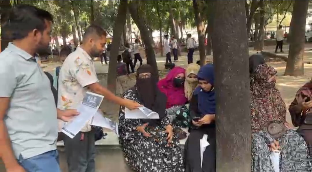 বাহাদুর শাহ পার্কে ছাত্রদল নেতা আবু বকরের নেতৃত্বে ৩১ দফার লিফলেট বিতরণ