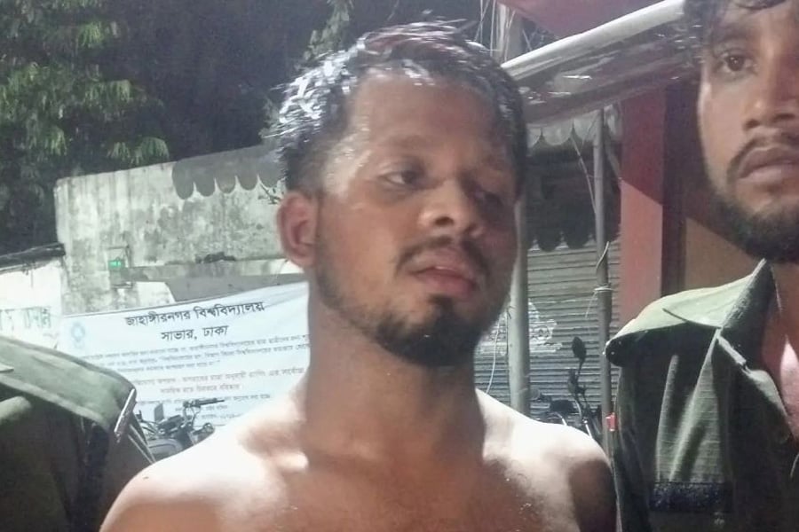 জাবিতে ছাত্রী হেনস্তাচেষ্টার অভিযোগে আটক বহিরাগতকে প্রশাসনের কাছে হস্তান্তর করে আনসার সদস্যরা। ছবি: ভিওডি বাংলা