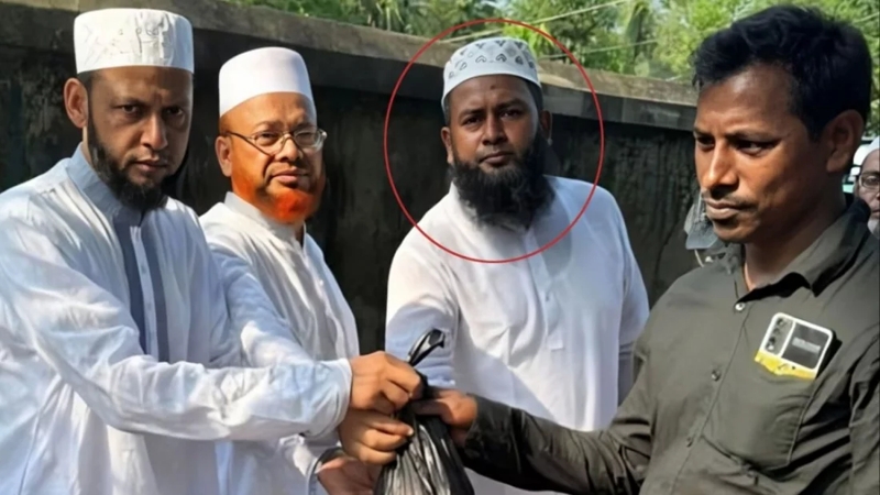 আওয়ামী লীগ নেতাকে সঙ্গে নিয়ে জামায়াত নেতার মাংস বিতরণ