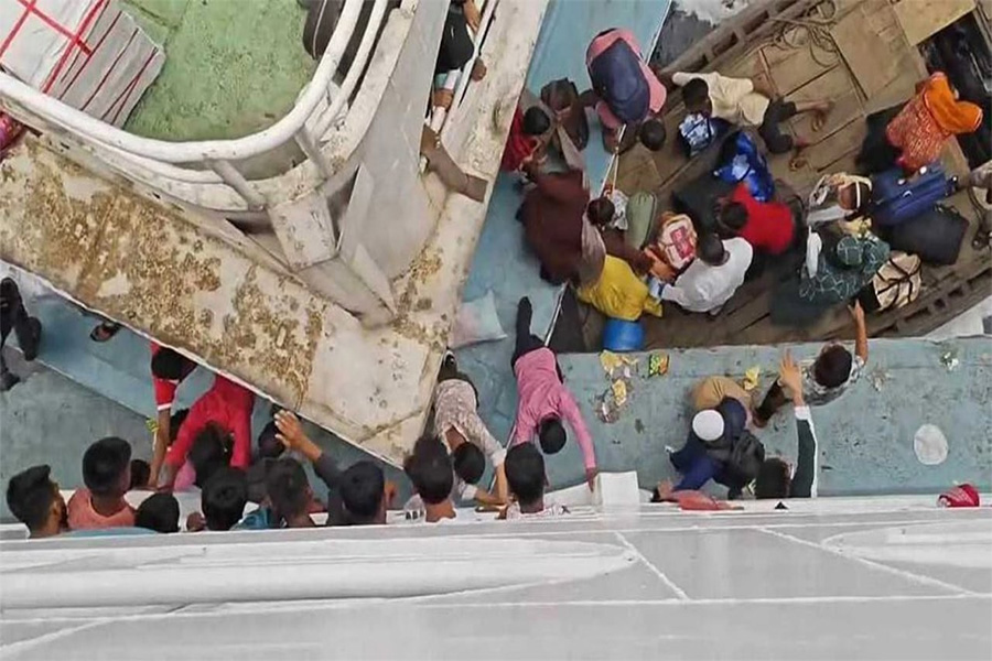 সদরঘাটে ২ লঞ্চের সংঘর্ষে সোহেলর লাশ উদ্ধার, নিখোঁজ শ্বশুর