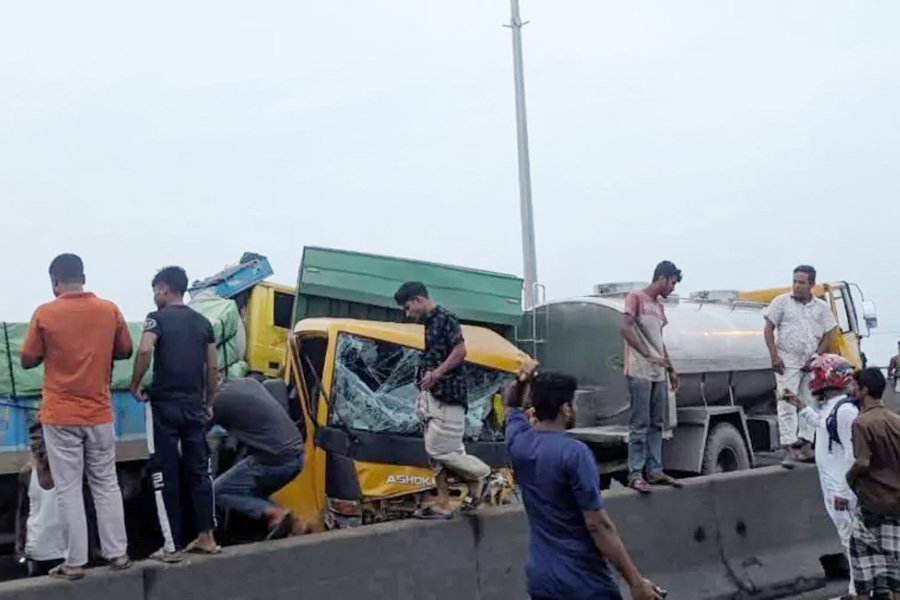 যমুনা সেতুতে ট্রাক-কাভার্ডভ্যান সংঘর্ষে স্থবির যানচলাচল