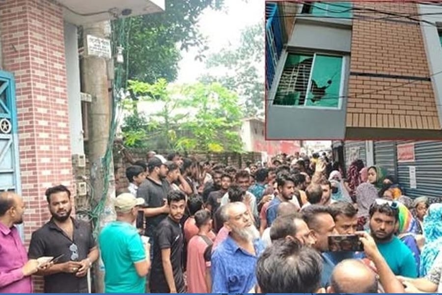 যশোরে জামায়াতের সংসদ সদস্য গোলাম রসুলের বাড়ি ঘেরাও করে বিক্ষোভ করছেন স্থানীয়রা। ছবি: সংগৃহীত