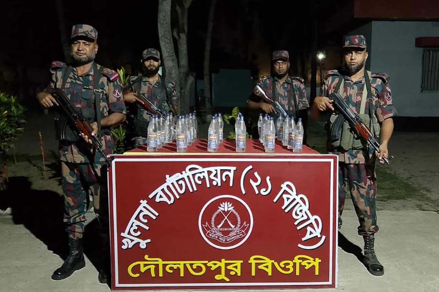 বেনাপোল সীমান্তে বিজিবি’র অভিযান: ৩০ বোতল ভারতীয় মদ উদ্ধার
