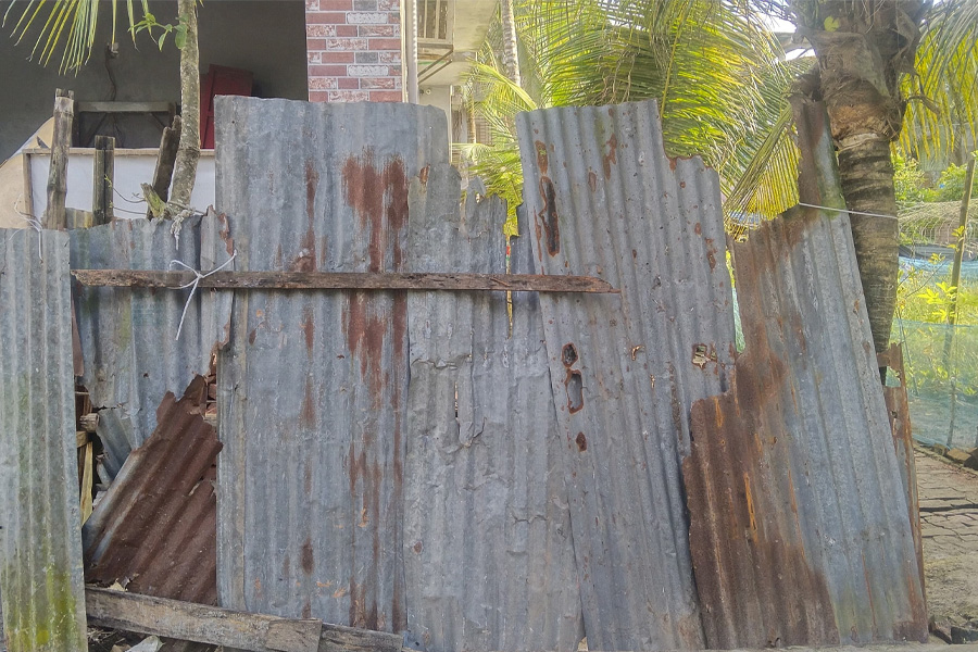 সাংবাদিক পরিবারের যাতায়াতের পথ আটকে দিলো প্রতিপক্ষরা