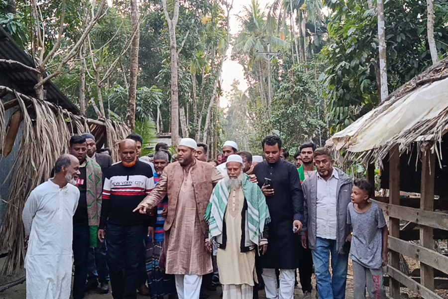 কবর জিয়ারত ও স্থানীয়দের সঙ্গে সৌজন্য সাক্ষাৎ স্বতন্ত্র প্রার্থীর