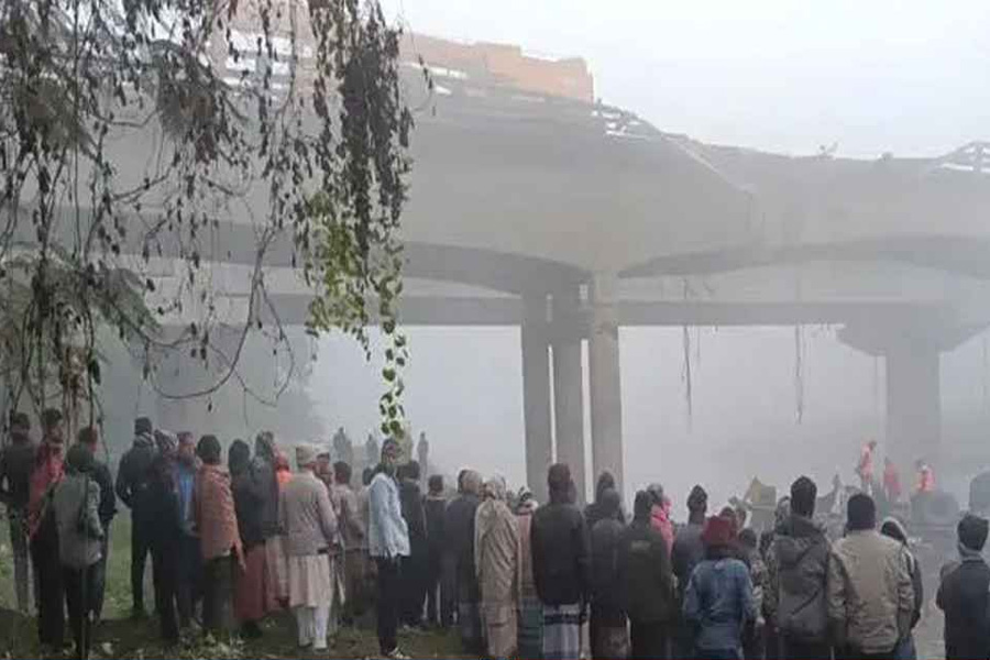 শৈলকুপায় ব্রিজের রেলিং ভেঙে ট্রাক নদীতে, নিহত ২