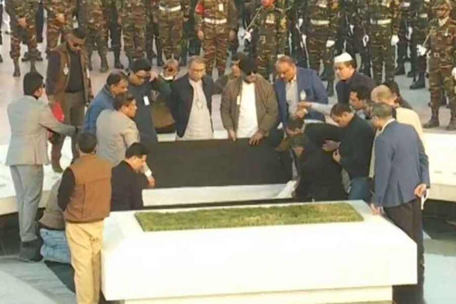 জিয়া উদ্যানে খালেদা জিয়ার মরদেহ