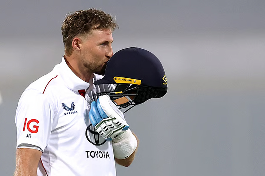 অবশেষে  অস্ট্রেলিয়ায় রুটের শতক