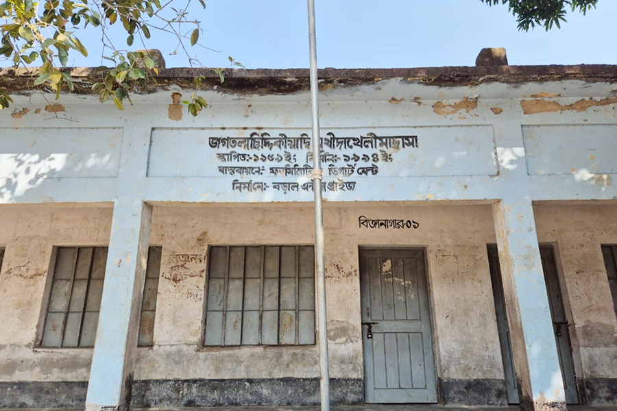 চারটি পদে স্বজনপ্রীতি ও নিয়োগ বাণিজ্যের অভিযোগ