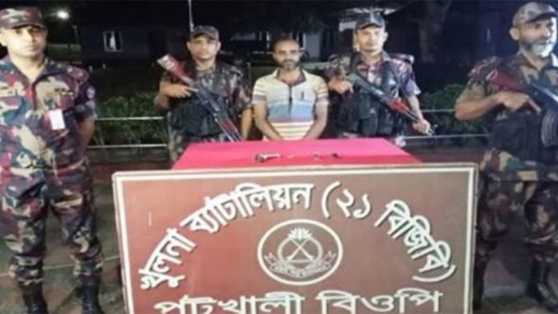 বেনাপোল সীমান্তে পিস্তলসহ অস্ত্র ব্যবসায়ী আটক
