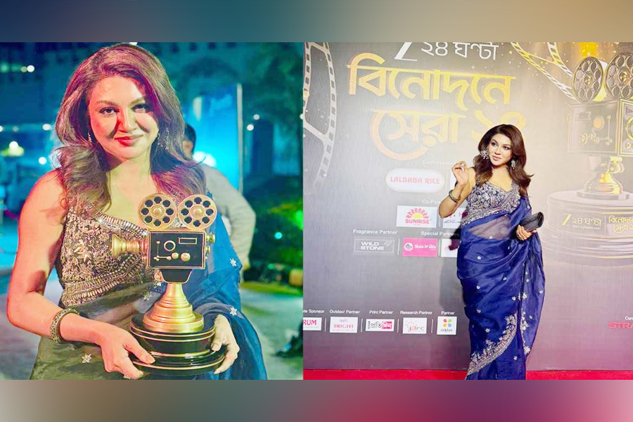 কলকাতায় জয়ার হাতে সেরা অভিনেত্রীর সম্মাননা