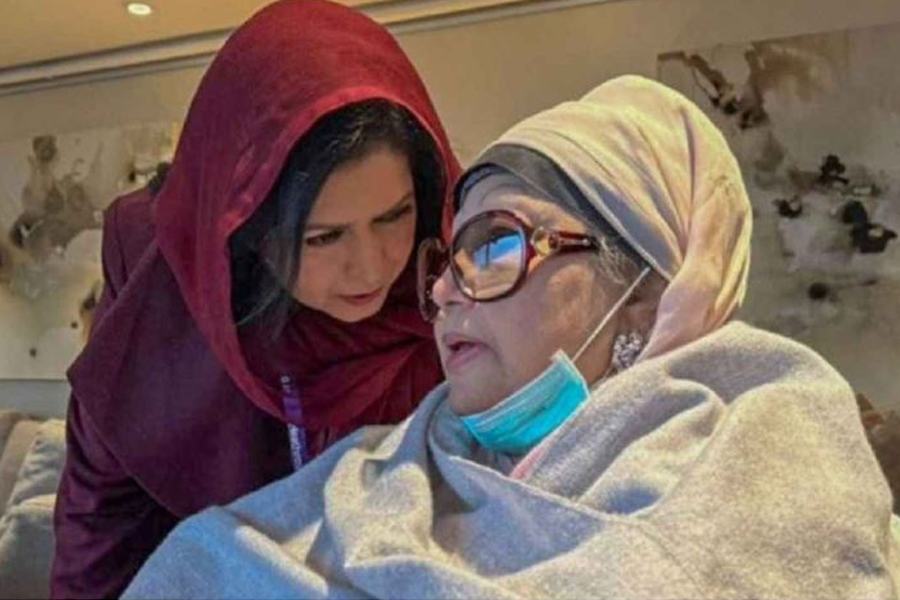 খালেদা জিয়াকে দেখতে এভারকেয়ারে ডা. জুবাইদা