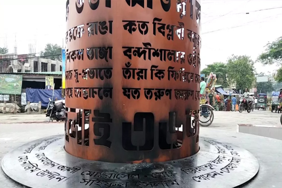 নেত্রকোণায় জুলাই স্মৃতিস্তম্ভে আগুন, জড়িতদের দ্রুত গ্রেপ্তারের দাবি