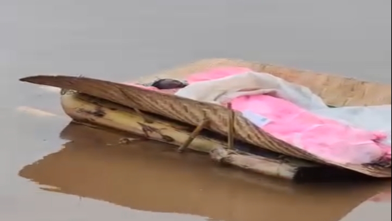 ভারত থেকে কুড়িগ্রামের দুধকুমার নদে ভেলায় ভেসে এসেছে শিশুর মরদেহ