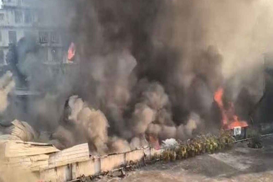 কলকাতার বড়বাজারে আগুন, নিয়ন্ত্রণে ফায়ার সার্ভিসের ২১ ইউনিট