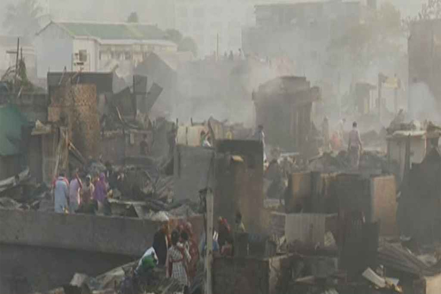 ভোরের আলোয় স্পষ্ট হলো কড়াইল বস্তির আগুনের ক্ষত