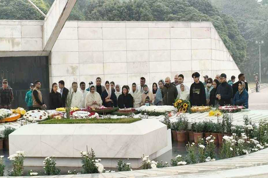 খালেদা জিয়ার কবর জিয়ারতে জাইমাসহ পরিবারের সদস্যরা