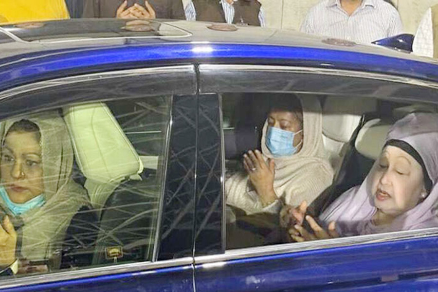 জিয়াউর রহমানের কবর জিয়ারত করলেন খালেদা জিয়া