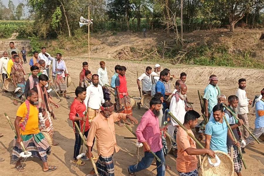 খাল খননে ড্রেজারের পরিবর্তে শ্রমিক ব্যবহার করবে সরকার