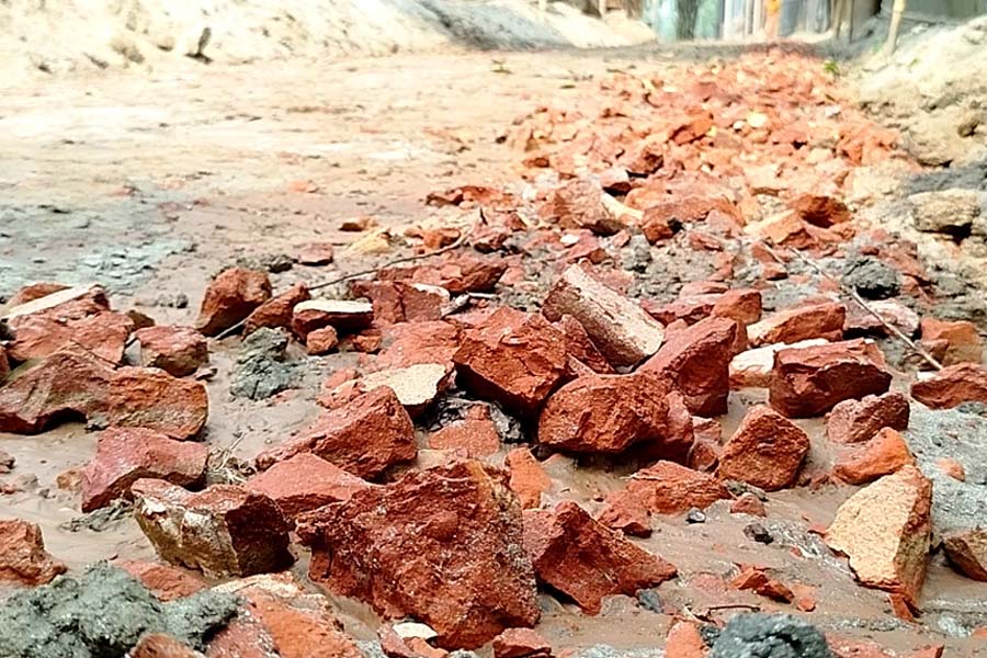 কোটি টাকার সড়ক নির্মাণে নিম্নমানের খোয়া ব্যবহারের অভিযোগ