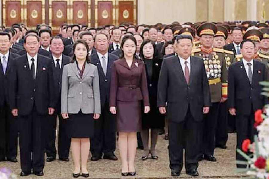 সমাধিসৌধ পরিদর্শনে কিম জং উনের কন্যা