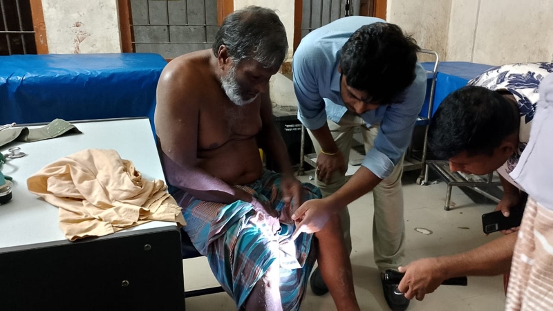 পাকুন্দিয়ায় অস্ত্রের মুখে জিম্মি করে ডাকাতি