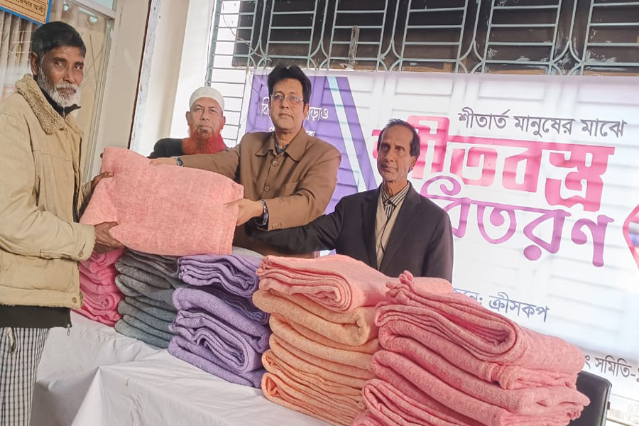 ভাঙ্গুড়ায় শীতার্ত মানুষের মাঝে পল্লী বিদ্যুতের শীতবস্ত্র বিতরণ