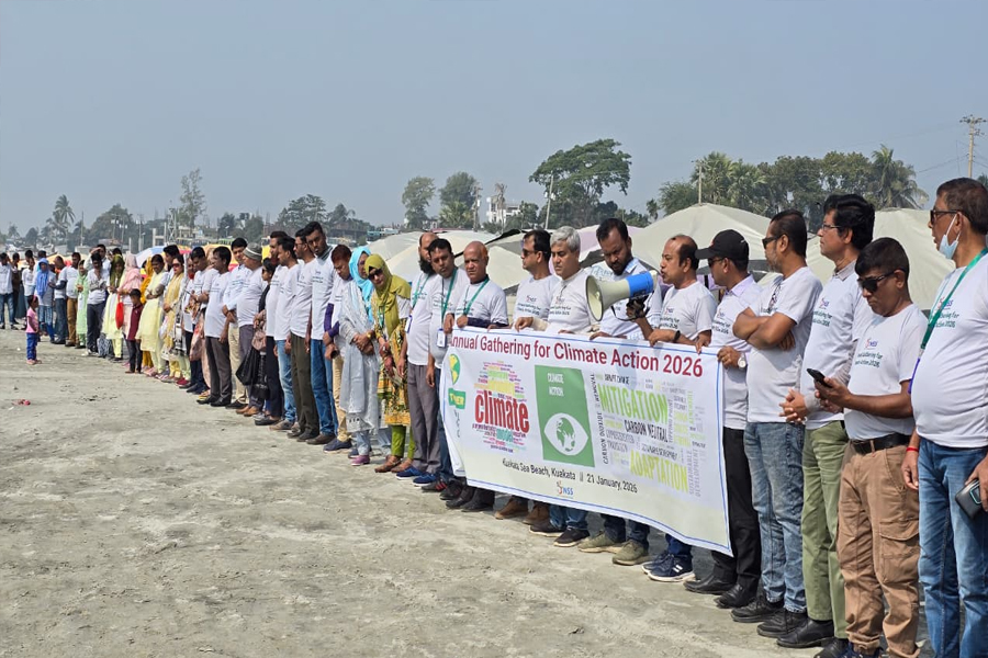 কার্বনমুক্ত বাংলাদেশ গড়ার দাবিতে কুয়াকাটায় মানববন্ধন