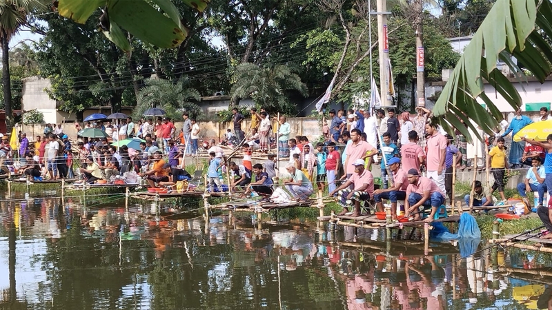 কুমারখালীতে ২৬ হাজার টাকায় টিকিট কেটে উপজেলা পুকুরে মাছ ধরার উৎসব