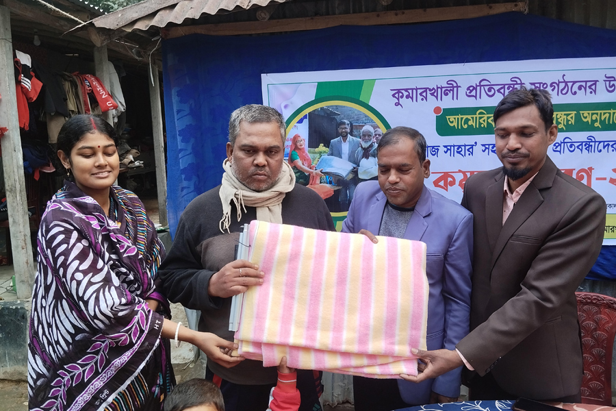 কুমারখালীতে প্রতিবন্ধী ব্যক্তিদের মধ্যে শীতবস্ত্র বিতরণ