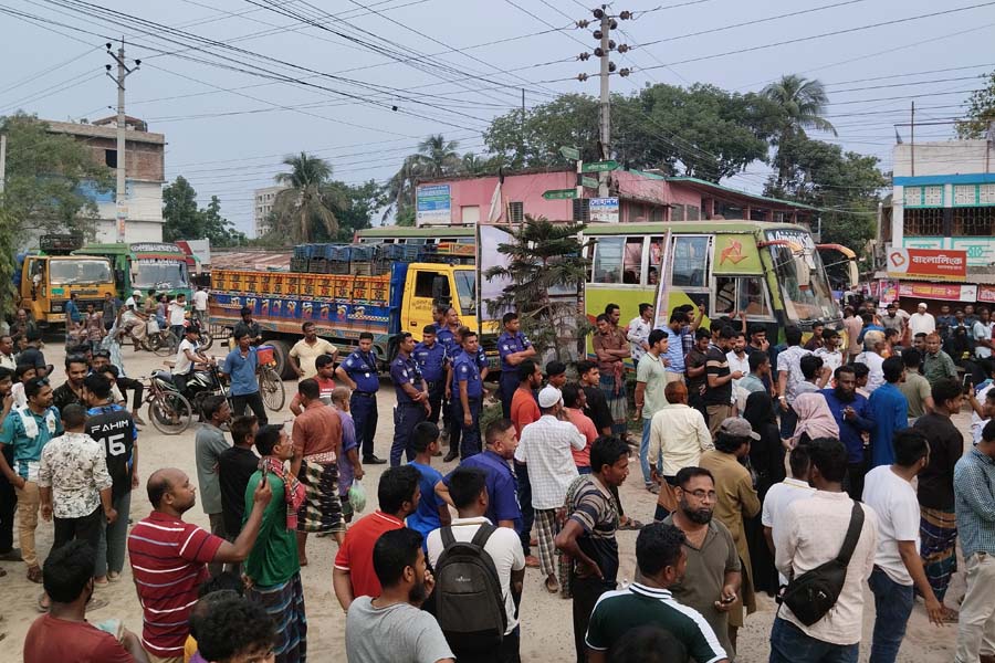 কুমারখালীতে সেতুর টোল বন্ধের দাবিতে বিক্ষোভ, মহাসড়ক অবরোধ