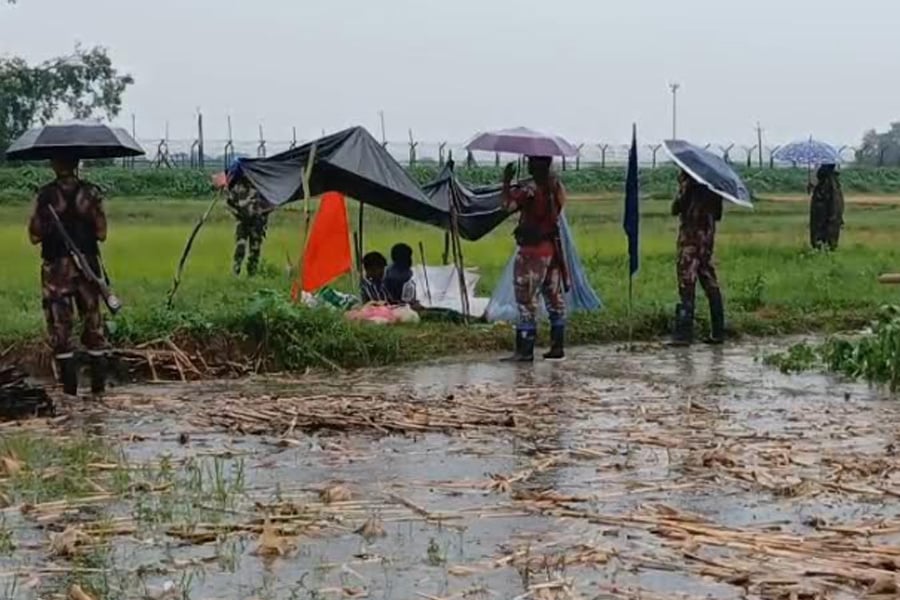 শূন্যরেখায় আটদিন ধরে মানবেতর জীবন, অনিশ্চয়তায় পাঁচ যুবক