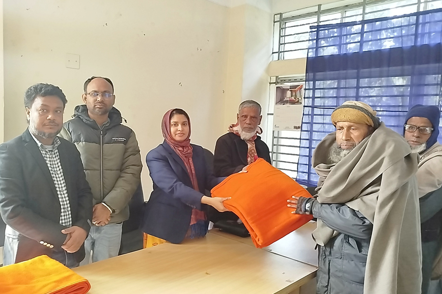 ফুলবাড়ীতে মুক্তিযোদ্ধাদের মাঝে কম্বল বিতরণ