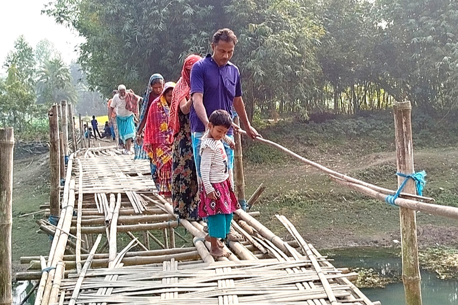 ঝুঁকিপূর্ণ সাঁকো দিয়ে তিন গ্রামের মানুষের যাতায়াত