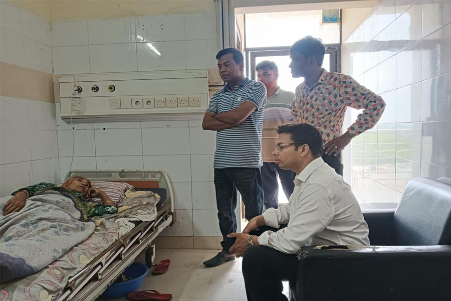 অসুস্থ যুবদল নেতার মাকে দেখতে হাসপাতালে বিএনপি নেতারা