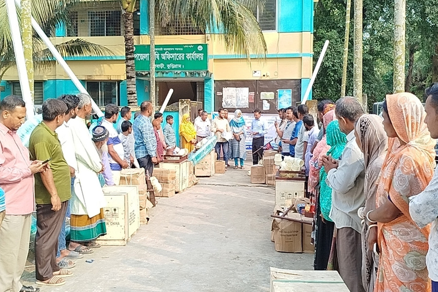 ফুলবাড়ীতে কৃষকদের সেচ সরঞ্জামসহ ক্যানভাস পাইপ বিতরণ