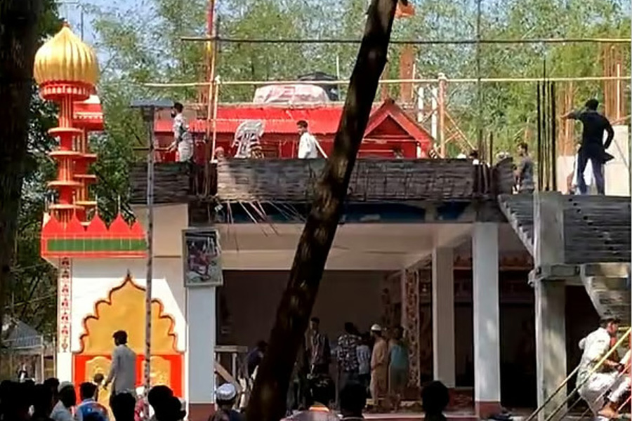 কুষ্টিয়ায় হামলা চালিয়ে ‘পীরকে’ হত্যা, আস্তানায় আগুন