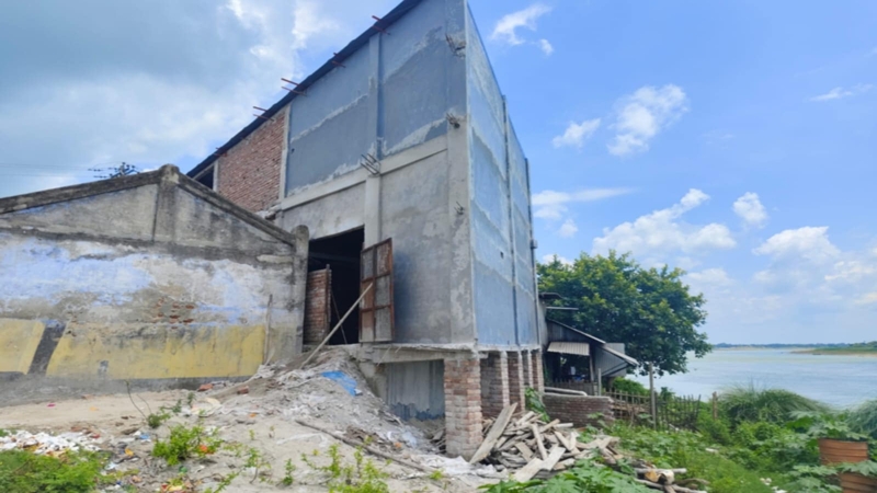সরকারি জমিতে চলছে প্রভাবশালীর ভবন নির্মাণ, জানেনা প্রশাসন