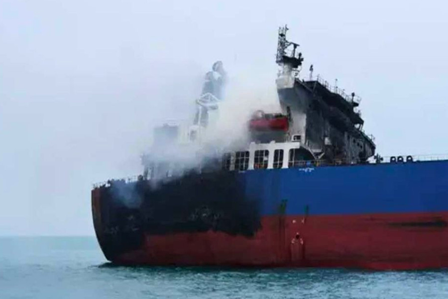 দুবাই বন্দরে কুয়েতি তেলবাহী ট্যাংকারে হামলা