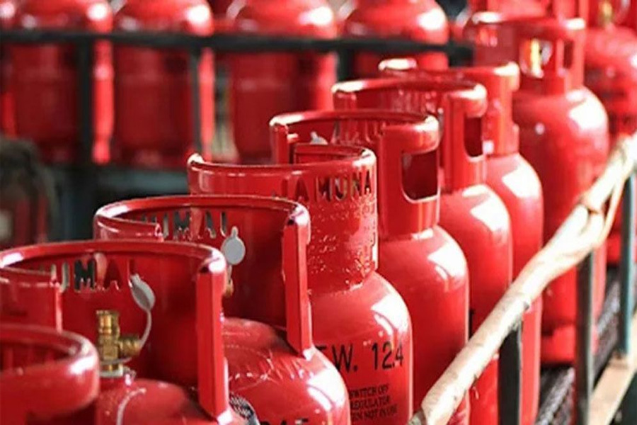 সন্ধ্যা থেকে ১২ কেজি এলপিজি ১ হাজার ৭২৮ টাকা