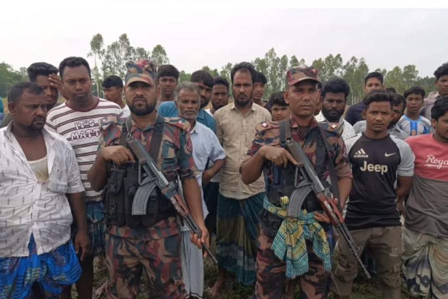 শূন্যরেখা থেকে রাতে ৩৩ জন ফিরিয়ে নিয়ে ভোরে ফের পুশইনের চেষ্টা