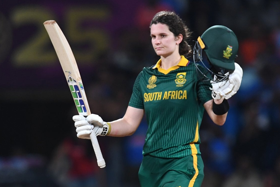 বিশ্বকাপে রেকর্ড গড়ে ব্যাটারদের র্যাঙ্কিংয়ে শীর্ষে লরা উলভার্ট