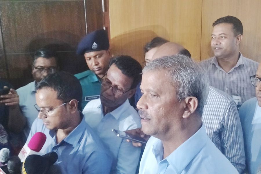 গুজব গুঞ্জন নিয়ে বিচলিত হওয়ার কিছু নেই : আইন উপদেষ্টা