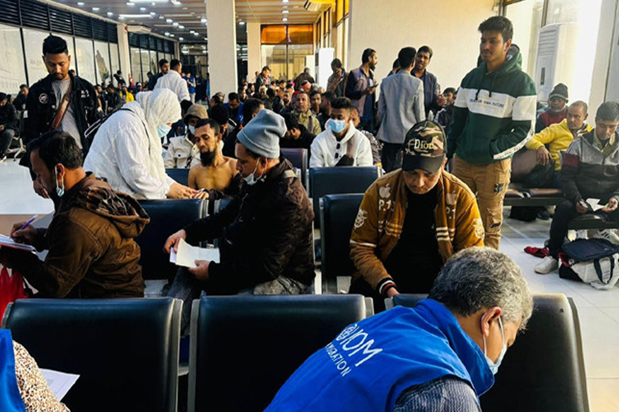 লিবিয়া থেকে দেশে ফিরলেন ৩১০ বাংলাদেশি