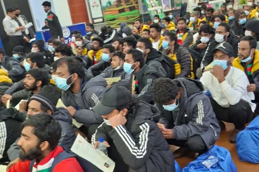 লিবিয়া থেকে দেশে ফিরলেন ১৭৪ বাংলাদেশি