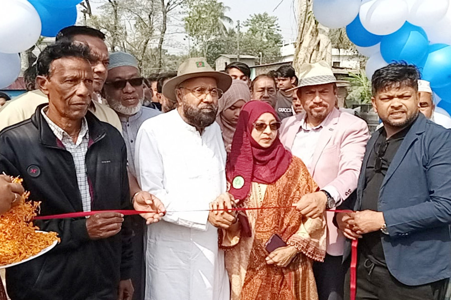 সনাতনী সম্প্রদায়ের পুড়ে যাওয়া ঘরবাড়ি পুনর্নির্মাণ করে দিলেন