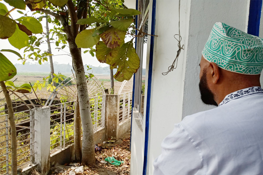 নির্বাচনে জিতে বাবা-মা, দাদা-নানার কবর জিয়ারত করলেন